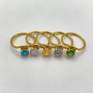 Set di cinque anelli minimalisti placcati in oro 18 carati con zirconi colorati rotondi