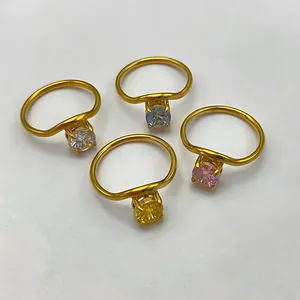 Dettaglio di anelli ondulati placcati oro 18 carati con zirconi rotondi multicolori