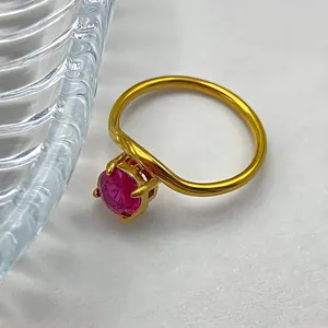 Dettaglio dell'anello placcato oro 18K con zircone rosso tondo incastonato a griffe