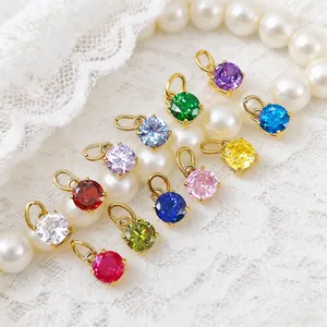Bunte 18K vergoldete Zirkon-Rundanhänger auf elegantem Perlenhalsketten-Hintergrund