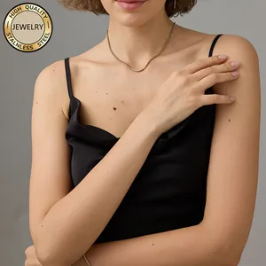 Détail d'un collier en chaîne d'acier inoxydable doré de haute qualité porté par un mannequin