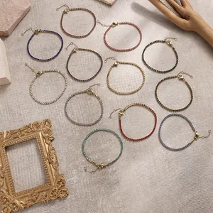 Detailansicht bunter Strass-Tennisarmbänder mit Karabinerverschluss und Verlängerungskette