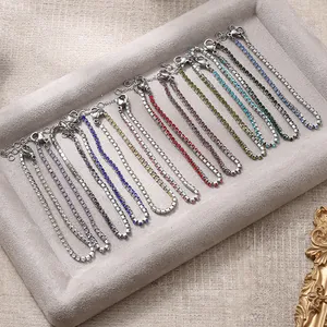 Makro-Detail von bunten Tennisarmbändern mit Karabinerverschluss und verstellbarer Kette