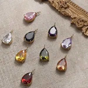 Makroaufnahme bunter Zirkonia-Tropfenanhänger mit 14K vergoldeter Krallenfassung für DIY