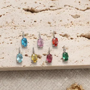 Vue macro de pendentifs en zircon ovale coloré avec sertissage à griffes argentées