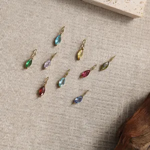 Nahaufnahme von bunten Marquise-Edelsteinanhängern mit goldenen Metallhaken für DIY-Schmuck