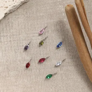 Detailansicht von Zirkonia-Anhängern im Marquise-Schliff in verschiedenen Farben mit Silberösen