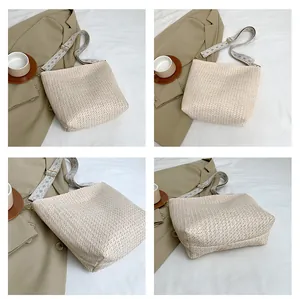 Détails du sac seau en paille blanc cassé avec bandoulière à motifs géométriques