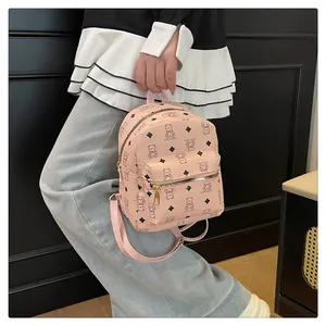 Détail du mini sac à dos en similicuir rose avec motif ours et fermetures éclair dorées