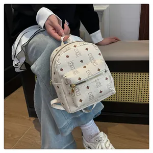 Détail d'un sac à dos en PU crème avec motif ours et losanges et poche zippée pratique