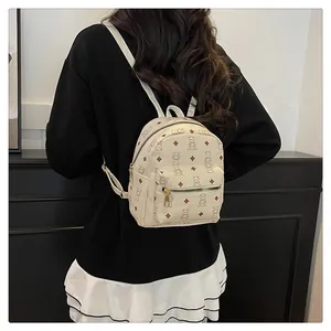 Détail d'un petit sac à dos en similicuir beige avec imprimé ours et zips dorés
