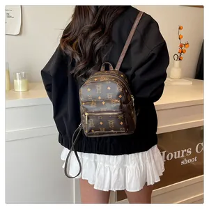 Gros plan détaillé du mini sac à dos en similicuir marron avec motif d'ours et losanges