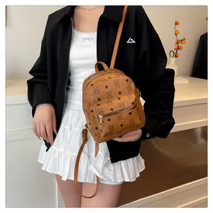 Détails du sac à dos en similicuir marron avec motifs d'ours et fermetures éclair dorées