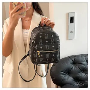 Détail du mini sac à dos en cuir PU noir avec imprimés ours blancs et fermetures dorées