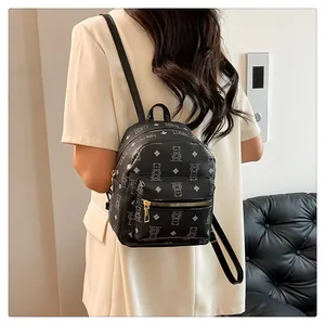 Mini sac à dos noir en cuir PU à imprimé ours avec fermetures éclair dorées porté par un mannequin