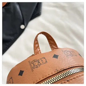 Détail du sac à dos en cuir PU imprimé avec poignée solide et fermeture éclair métallique