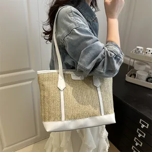 Grand sac fourre-tout en paille avec bordure en cuir blanc pour voyage d'été
