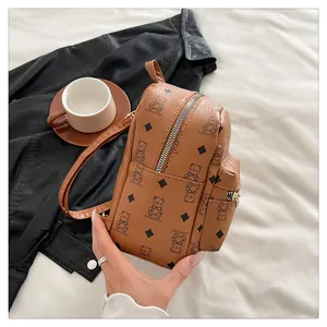 Détail du mini sac à dos en cuir PU marron avec imprimé ours et motifs de losanges