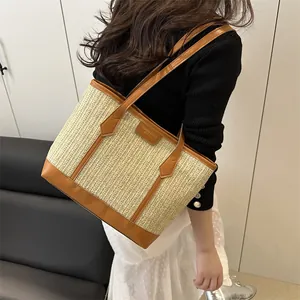 Grand sac cabas en paille avec anses en cuir marron et motif tissé chic pour les voyages d'été
