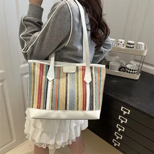 Grand sac cabas en paille tissée à rayures colorées avec anses en cuir blanc pour l'été