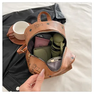 Détail de la capacité intérieure d'un mini sac à dos en cuir PU marron avec motif d'ours