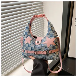 Dettaglio borsa in denim a scacchi con stella rosa e chiusura a girello argento