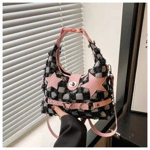Dettaglio della borsa Y2K in denim con trama tweed e toppe a stella in pelle rosa