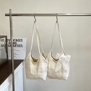 Sac fourre-tout élégant en dentelle crème avec motifs ajourés et détail de nœud