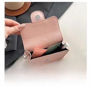 Detailansicht der Innenkapazität der rosa gesteppten Mini-Leder-Kettentasche für Damen