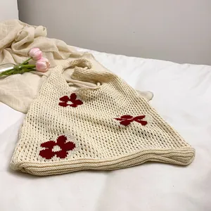 Schicke Strick-Strohtasche mit roten Blumenmustern und hohlem Maschendesign für den Sommer