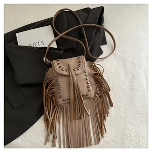 Vue détaillée du sac bandoulière en cuir kaki avec de longues franges et clous métalliques
