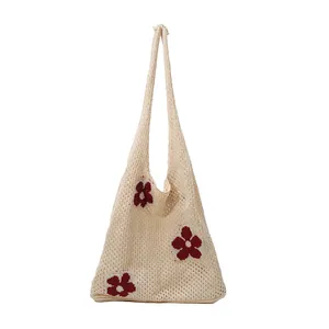 Beige Häkel-Einkaufstasche mit roten Blumenmustern für Damen im sommerlichen Strand-Look