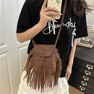 Sac bandoulière marron vintage avec franges et rivets métalliques pour femmes
