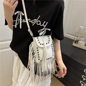 Petit sac à bandoulière blanc rétro avec franges, rivets et bandoulière en cuir réglable
