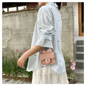 Detail einer rosa Mini-Stepptasche mit 3D-Schleife und geflochtenem Kettenriemen