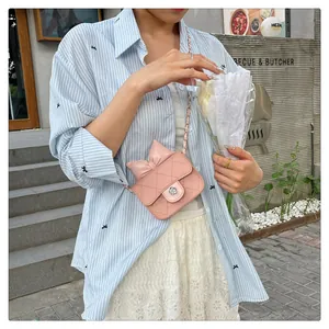 Detailaufnahme der rosa gesteppten Mini-Tasche mit Schleife und floralem Kettenverschluss
