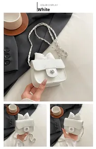 Details der weißen Stepptasche mit Kamelienblüten-Verschluss und Schleifenverzierung