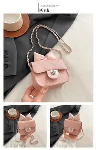 Detail der rosa gesteppten Mini-Tasche mit Lederschleife und silbernem Blumenverschluss