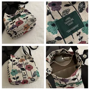 Vues détaillées des broderies florales, de la poche intérieure et de l'étiquette du sac