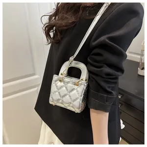 Détails du sac à main matelassé argenté montrant la quincaillerie et la texture de chaîne