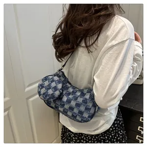 Detail der Jeans-Schachbrett-Tasche mit Fransen und kleinem runden Münztäschchen