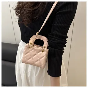 Détail d'un mini sac à main rose verni avec motifs matelassés et finitions métalliques dorées