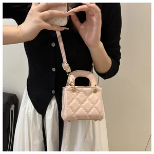 Détail du mini sac à main rose matelassé avec surpiqûres losanges et finitions dorées