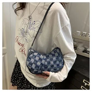 Detail der karierten Denim-Umhängetasche mit Fransen und kleinem runden Münzgeldbörse