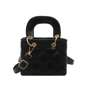 Sac à main matelassé noir classique avec détails dorés et poignées arrondies
