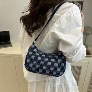 Blaue und weiße karierte Denim-Halbmondtasche mit ausgefransten Kanten und Lederriemen