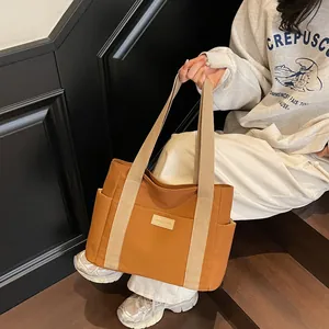 Borsa tote grande in tela caramello con manici bianco sporco e tasche laterali per il tempo libero