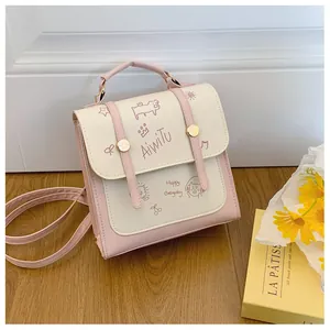 Dettaglio dello zaino bicolore rosa e beige con graziose illustrazioni e manico