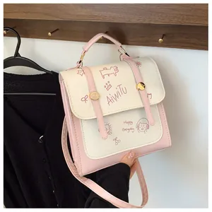 Borsa a tracolla rosa e beige con illustrazioni di cartoni animati e fibbie in metallo