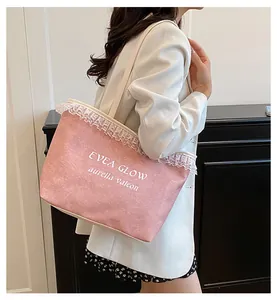 Sac fourre-tout en toile rose avec bordure en dentelle blanche et lettrage EVEA GLOW